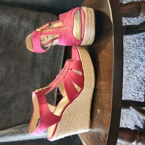 Cleanout Sale!! 🔥🔥 Dropped Prices!🤑Cute Wedge shoes! Size 9
